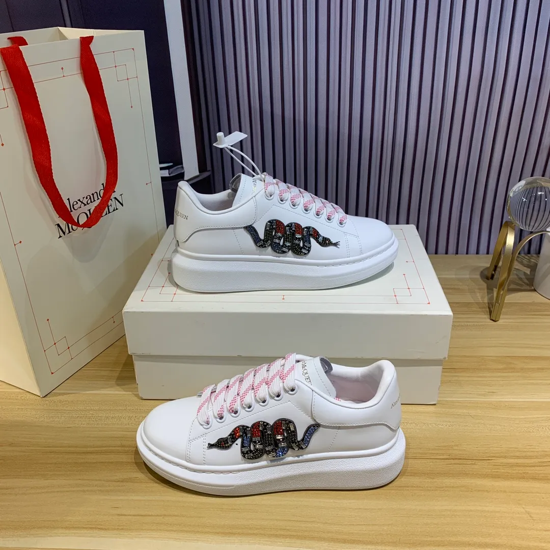 👟👟Ex-factory price 560👟👟Snake pattern professional McQueen factory. Top version. Couple model Alexander McQUEEN high version has been upgraded to the highest quality again✅.McQueen dad shoes 💪McQueen spring, summer, autumn and winter top version purchasing agent level✅ Recruiting national online and offline agents to join🤝 🏆Fabric: Original materials imported from Italy. Texture, water-resistant and non-discoloring 🏆Inner lining: ️A-grade Italian imported lining resistant to dirt, sweat-absorbent, breathable and comfortable 🏆Foot pads: top-grade imported Italian super-soft cowhide leather 🏆Outsole: PU+counter 1:1 🏆Shoe box: original white box. Plus white flip cover for double-layer protection. Cloth bag. Handbag. Certificate of 1:1 mold opening, 4-piece set. Delivered with a pair of shoelaces. 🖕🏿🖕🏿🖕🏿You can choose any pair of shoelaces in any color of our factory 🏆Code number: women’s 34-41. men’s 38-46 🏆Special remarks (women’s size 34.40.41, men’s size 38.45.46 is customized, no returns or exchanges) Win-win cooperation🤝